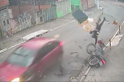 Ô tô lấn làn ôm cua, tông người đi xe máy văng lên vỉa hè, nạn nhân may mắn thoát chết