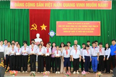 Thường trực Tỉnh ủy An Giang thăm, tặng quà thiếu nhi có hoàn cảnh khó khăn