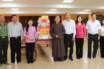 Phó Bí thư Tỉnh ủy, Chủ tịch Ủy ban MTTQ Việt Nam tỉnh Trần Thị Thanh Hương chúc mừng Đại lễ Phật đản