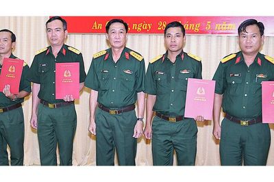 Đảng ủy, Bộ Chỉ huy Quân sự tỉnh An Giang trao quyết định về công tác cán bộ