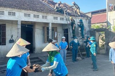 Ban Chỉ huy Quân sự xã Ngọc Thiện giúp đỡ gia đình khó khăn