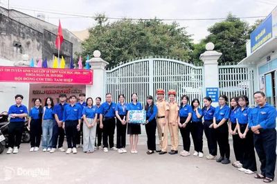 Thường trực Thành đoàn thăm, động viên các đội hình tình nguyện Tiếp sức mùa thi