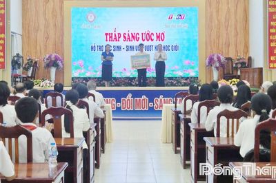 Trao học bổng 'Thắp sáng ước mơ' cho em Nguyễn Hạo Thiên