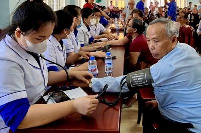 Tư vấn sức khỏe miễn phí và tặng quà cho người dân xã Phù Mỹ Bắc