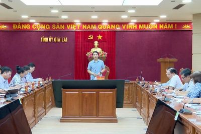 Phó Bí thư Tỉnh ủy Nguyễn Ngọc Lương làm việc với Ban Thường vụ Hội Chữ thập đỏ tỉnh Gia Lai