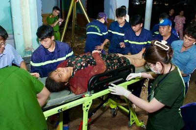 Cứu sống người phụ nữ đi nhặt ve chai bị rơi xuống giếng sâu gần 30 m