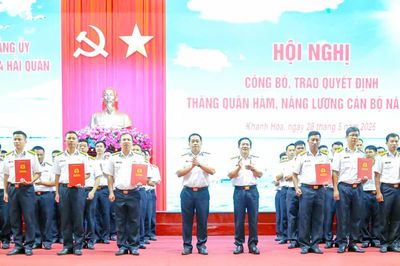 Vùng 4 Hải quân trao quyết định thăng quân hàm, nâng lương cán bộ năm 2026