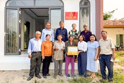 Hội Nông dân xã Vạn Ninh trao nhà cho hội viên khó khăn