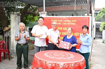 Người dân Tổ dân phố 1 Hoàng Diệu chung tay sửa nhà cho 1 hộ khó khăn