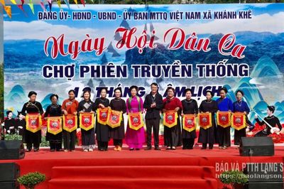 Đông đảo người dân tham gia Ngày hội dân ca chợ phiên truyền thống xã Khánh Khê