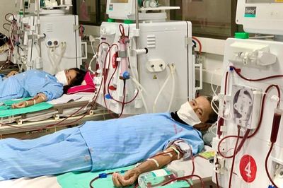 Quên uống nước khi trời nắng nóng có thể bị suy thận cấp - dấu hiệu cảnh báo