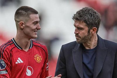 Benjamin Sesko tri ân Michael Carrick sau khi Man Utd trở lại Champions League