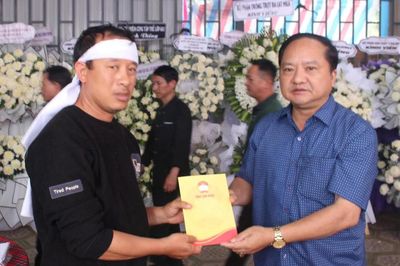 Ủy ban MTTQ Việt Nam tỉnh Lâm Đồng thăm hỏi gia đình cháu bé mất do lũ