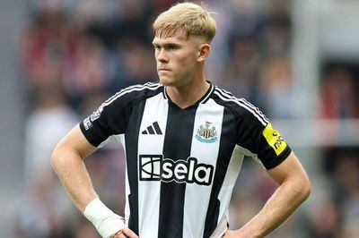 Manchester United lỡ cơ hội chiêu mộ Lewis Hall do tác động từ Barcelona