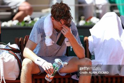 Jannik Sinner bị loại sốc tại Roland Garros: Chấn thương khiến hạt giống số 1 gục ngã