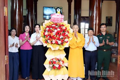 Lãnh đạo Ủy ban MTTQ Việt Nam tỉnh chúc mừng các cơ sở Phật giáo nhân Đại lễ Phật đản