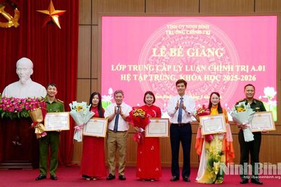 Bế giảng Lớp Trung cấp Lý luận chính trị A.01 hệ tập trung, khóa 2025 - 2026