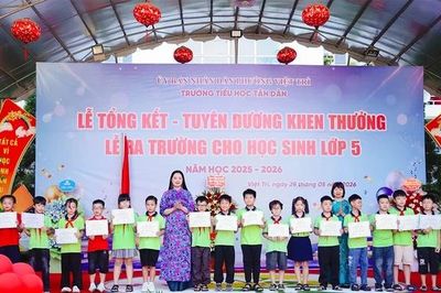 Trường Tiểu học Tân Dân tuyên dương, khen thưởng học sinh xuất sắc năm học 2025 - 2026