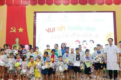 Tặng 165 suất quà cho bệnh nhi đang điều trị tại Bệnh viện Đa khoa Hòa Bình