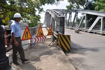 Phân luồng giao thông, sửa chữa cầu Trường Tiền