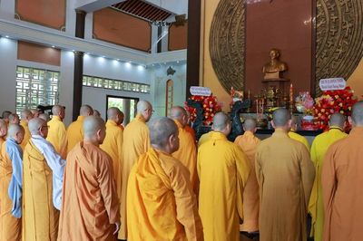 Ban Trị sự GHPGVN TP.HCM dâng hương tưởng niệm tại Đền thờ Liệt sĩ phường Vũng Tàu