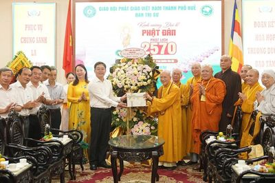 Huế: Bí thư Thành ủy Nguyễn Đình Trung thăm, chúc mừng Đại lễ Phật đản đến Ban Trị sự GHPGN thành phố