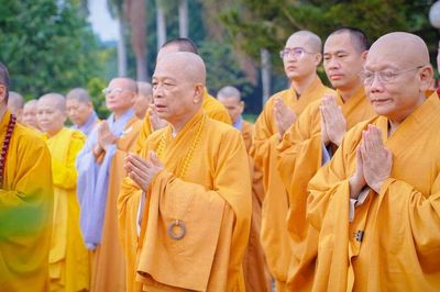Ban Trị sự GHPGVN TP.Đồng Nai viếng Nghĩa trang Liệt sĩ và tưởng niệm chư vị Tổ sư nhân Tuần lễ Phật đản