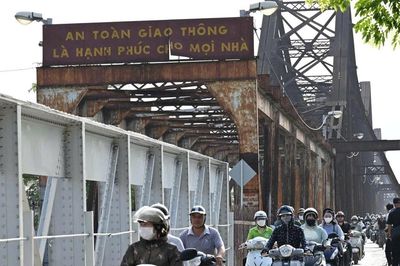Hết cảnh người dân chen chân vượt sông vào giờ cao điểm