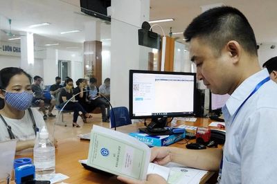Vì áp lực, nhiều lao động chọn rút BHXH một lần