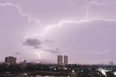 Cảnh báo dông, lốc, sét, mưa đá tại nội thành Hà Nội trong ít giờ tới