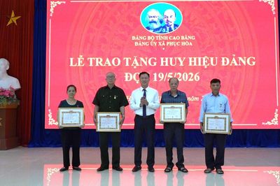 Xã Phục Hòa trao Huy hiệu Đảng cho 10 đảng viên
