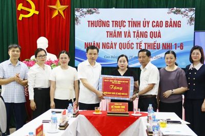 Phó Bí thư Thường trực Tỉnh ủy, Trưởng Đoàn ĐBQH tỉnh Bế Thanh Tịnh tặng quà Tết thiếu nhi tại Cơ sở giáo dục trẻ khuyết tật