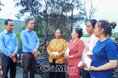 Kịp thời hỗ trợ người dân bị cháy nhà tại Xã Phan Ngọc Hiển