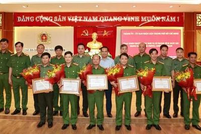 Khen thưởng các đơn vị xuất sắc trong đấu tranh phòng, chống tội phạm