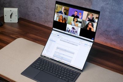 Laptop ASUS Zenbook DUO có đáng kỳ vọng với hai màn OLED, giá tới 90 triệu đồng?