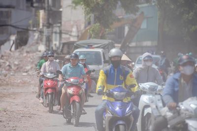 Người Hà Nội chật vật băng qua công trường bụi mù giữa nắng như thiêu