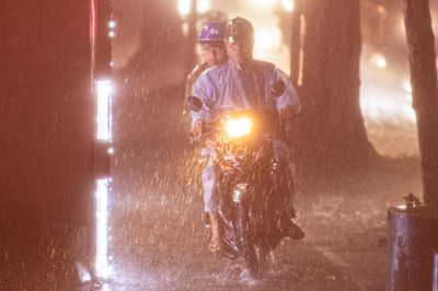 Hà Nội: Mưa trắng trời giờ tan tầm, người đi xe máy leo vỉa hè né ùn tắc