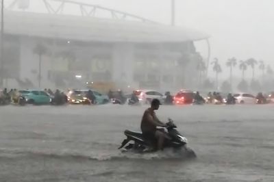 Đường quanh Mỹ Đình thành 'sông' sau trận mưa trắng trời