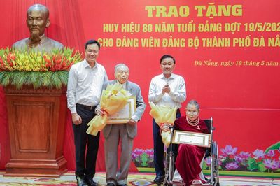 Kết luận mới của Bộ Chính trị về trao tặng Huy hiệu 80 năm tuổi Đảng trở lên