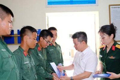 Phường Đống Đa thăm, động viên tân binh tại đơn vị huấn luyện