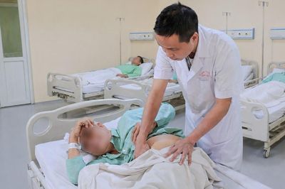 Ca can thiệp tán sỏi hiếm gặp: Thận 'chui lên ngực', cột sống gập cứng khiến đường vào gần như bị khóa kín