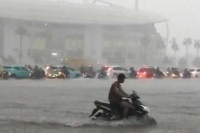Quảng trường trước sân vận động Mỹ Đình và nhiều khu vực ở Hà Nội ngập nặng do mưa lớn