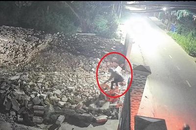 Cẩu tặc táo tợn bắt chó ngay trước mặt chủ nhà rồi lao xe đe dọa