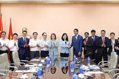 Bộ trưởng Bộ Y tế Đào Hồng Lan tiếp, làm việc với Lãnh đạo cấp cao Tập đoàn Hetero Labs Limited, Ấn Độ