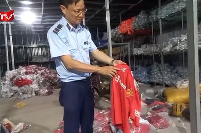 Cận cảnh gần 4000 bộ quần áo thể thao giả 'hàng hiệu' bị tạm giữ