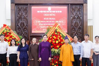 Phó Chủ tịch - Tổng Thư ký Hà Thị Nga chúc mừng Đại lễ Phật đản tại Học viện Phật giáo Việt Nam