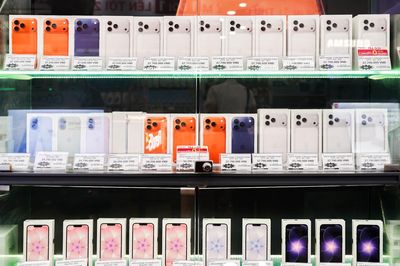 Apple lặng lẽ loại bỏ các dòng điện thoại Samsung khỏi chương trình đổi cũ đổi mới lấy iPhone 17