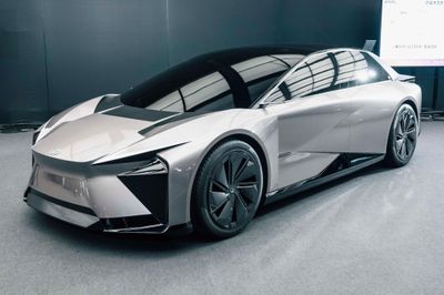 Toyota dừng phát triển sedan thuần điện Lexus thế hệ mới