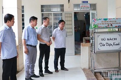 Nguyên Phó Chủ tịch Quốc hội Lê Minh Hoan thăm trường học hạnh phúc tại Tháp Mười