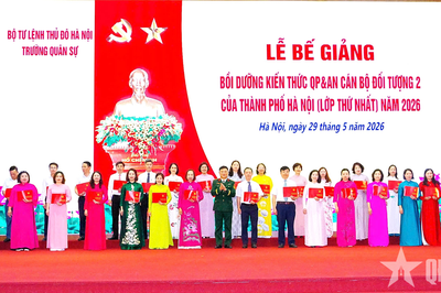 Bế giảng Lớp bồi dưỡng kiến thức quốc phòng và an ninh cán bộ đối tượng 2 của Hà Nội